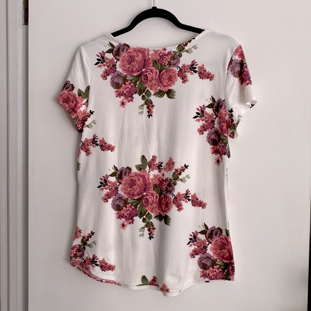 🍒 Floral Top w/ Ruffle!!! - Picture 2 of 4
